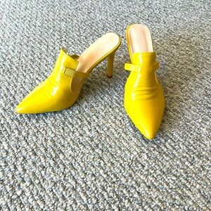 🎄3x$50 Gorgeous Yellow High Heel Mules NWT